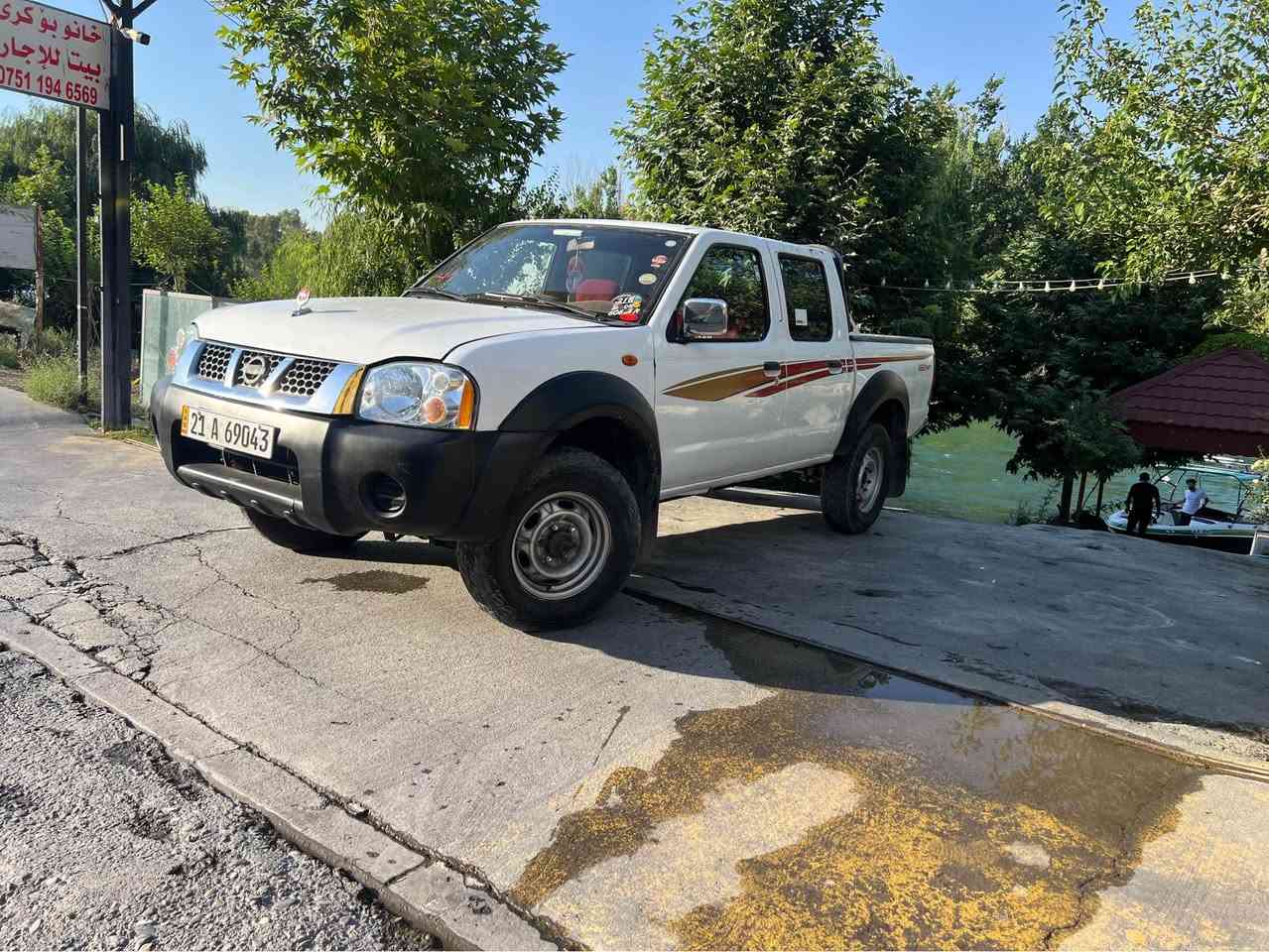 نیسان دەبڵ ئەکسل ٢٠٠٨ 
سێ پارچەی بۆیاخە 
دەعمو لێدراوی قورسی نییە 
هەموو گیانی بە شەرت 
سەنەوی تا ٢٠٢٨ تازەیە 
ئەکسلو دەبڵ ئەکسل و مەکینەو گێڕی بەشەرت 
***********
*********** دخان, السليمانية
