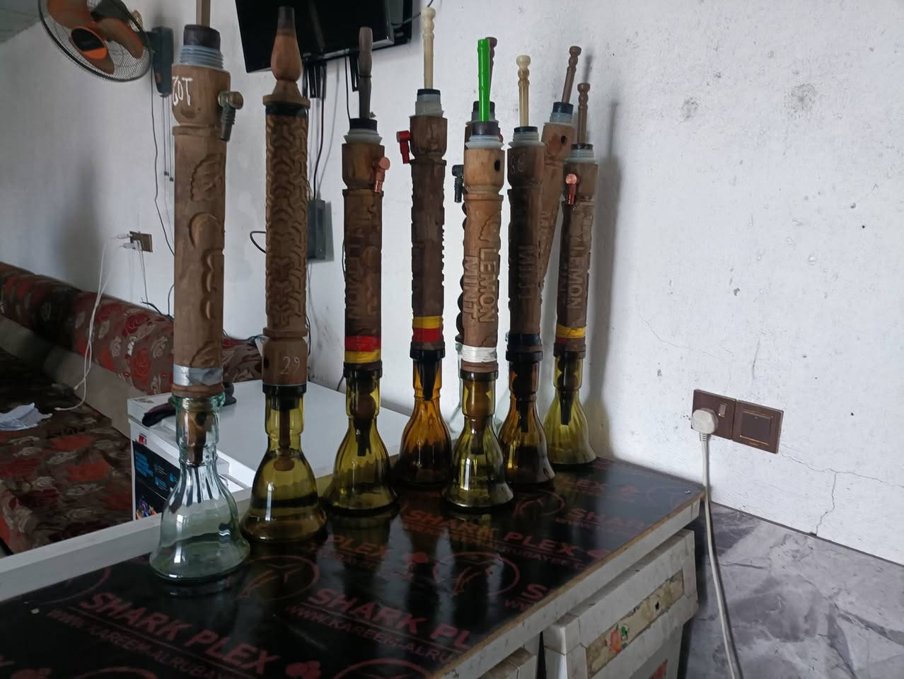 السلام عليكم يوجد نراكيل خشب مطبع كاملات تسعه تريد بس بكار تريد نركيله كمله ومطبعات النركيل نكليزي وعلج ونعناع  وتفاحتين الي يريد يتصل على الرقم. ***********. مكان ناحيه النيل قرب جسر كيش
