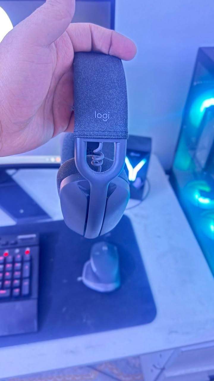 تجميعة Gaming & Productivity احترافية للبيع (جيل حديث DDR5)
الحالة: مستعملة سنة واحدة فقط بحالة ممتازة (نظيفة جداً) مع الكارتونات لجميع القطع.
​المواصفات التقنية:
​المعالج: AMD Ryzen 5 7600X (سداسي النواة، أداء جبار للألعاب والمونتاج).
​كرت الشاشة: ASUS Dual RTX 4070 12GB OC Edition (يدعم تقنيات DLSS 3 و Ray Tracing).
​الرام: Predator Vesta II 32GB (16x2) DDR5 6000MHz CL30 (سرعة فائقة).
​المذربورد: ASUS PRIME B650M-A CSM (منصة AM5 تدعم التطوير المستقبلي).
​الهارد: Predator GM7000 1TB NVMe M.2 (سرعة قراءة تصل إلى 7400MB/s).
​الشاشة: Gigabyte G34WQC 34-inch 2K 144Hz Ultra Wide Curved (تجربة سينمائية).
​المبرد: Arctic Freezer 36 CO (تبريد هوائي احترافي وهادئ).
​الباور سبلاي: Gamdias Helios 850W 80 Plus Bronze.
​الكيس: XIGMATEK AQUA ULTRA Black (تصميم زجاجي بانورامي مع مراوح RGB).
​الملحقات الإضافية:
​ماوس Logitech MX Master 2S (الأفضل للإنتاجية).
​كيبورد ميكانيكي Redragon K550 RGB Yama.
​لاقطة وايفاي TP-Link PCI.
​نظام تشغيل Windows 11 Pro أصلي
السعر مليونين ونص ٢،٥٠٠،٠٠٠
الاتصال على رقم الهاتف  ***********
