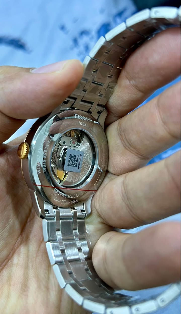 Tissot Chemin des Tourelles ساعة

 ساعة تبسوت اصليه تجمع بين الأناقة الكلاسيكية والدقّة السويسرية، من طراز Tissot Chemin des Tourelles Powermatic 80.
تصميم راقٍ باللون الفضي والذهبي الوردي، وساعة تعمل بنظام أوتوماتيك بمحرك Powermatic 80 الذي يمنحك احتياط طاقة يصل إلى 80 ساعة 

 المواصفات:
 •  النظام: أوتوماتيك (Powermatic 80)
 •  اللون: سيلفر مع لمسات ذهبي وردي
 •  الهيكل والسوار: ستانلس ستيل ثنائي اللون
 • قطر الساعه : 42
 •  مقاومة للماء

 السعر: 900 الف
 للتواصل: عبر الخاص او واتس اب
*********** بغداد, العراق
