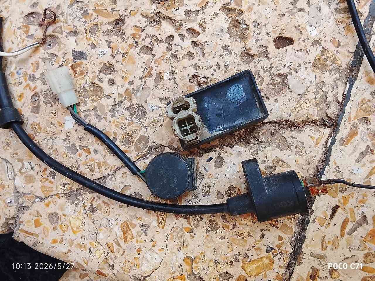 تاير جلاتين اصلي عدد 2خلفي امامي 
سلف ع فحص 
ملف ع فحص 
كتف شحن 
عقل 
تحكمات ستيرن إشارة سلف هورن دبل إشارة 
كويل 
ستاند كهربائي هوة والحساس 
مازدة خلفية ك فحص 
مازدة أمامية ع فحص بيهة زنون اصلي ورماش ازرك 
صالنصة 
شيال هاوزن بلادي 
دبلات خلفية عدد 2
دبلات امامي عدد 2
جوزة وياهة واير قفل جنطة 
يدة بريك امامي وعمبار دهن 
يدة بريك خلفي وياهة واير بريك 
يدة سكليتر وياهو الواير 
كابريتر
كيج شغال ع فحص 
فلاوين 
مروحة فلاوين
سبايدر خلفي 
مكاني حي النصر 
***********
