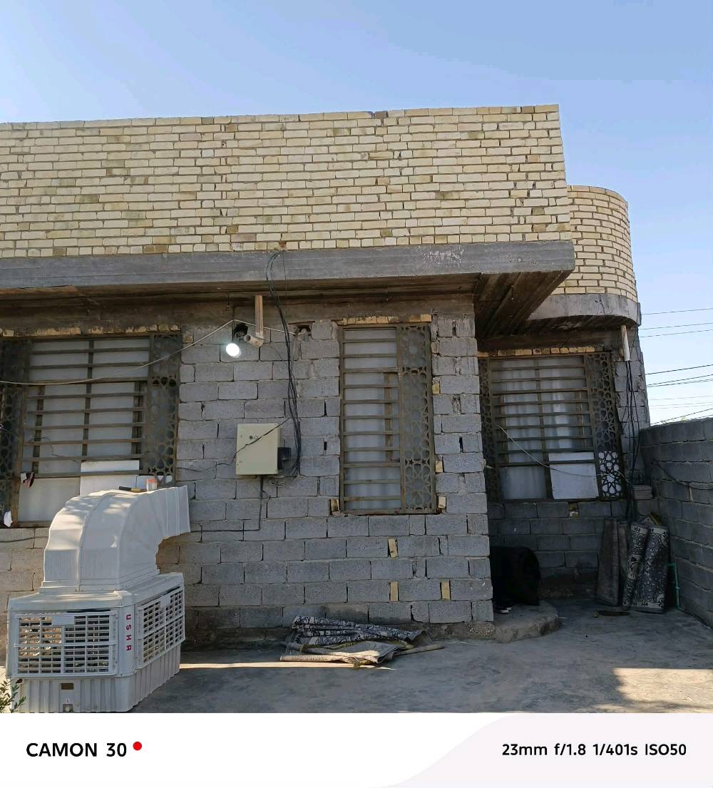 بيت لبيع مساحته ٣٠٠ متر بنيان جديد وصالح الا سكن او حسينيه قريب عن شارع ريسي  يم مدينه زارين  بشارع الحافض  وستفسار على هاذ رقم 0781824088 وبي واساب وسعره مناسب