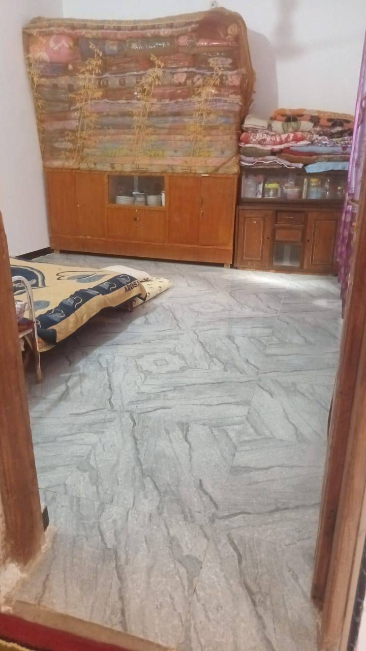 سلام عليكم بيت للبيع مساحته 200م بي غرفتين وصاله ومطبخ حار وبارد وصحيات خارجيه ولمدرسه بصفه ولبيت كامل عوزه بس تطبيك الارضيه سراميك اتصل على الرقم ***********او تراسلني
