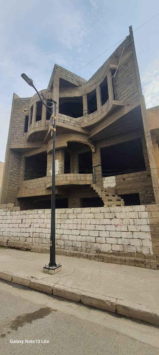 هيكل للبيع الموصل حي العربي 
يم مول ٢:١٠
#الموصفات
مساحه 200 متر 

1- ثلاث طوابق

2- البيت واجهتين على فرعين

3- جبهة 10
4- الطابق الارضي الجدران عرض 40 س

5- الاساس دبل رفت 40 سم شيش 5 .

(صب كونكريتي)

6- الكهربائيات بواري تسليك دفن (داخل

الصب)

7- المجاري دفن (داخل الصب)
8- درج خارجي / داخلي + انارة خفية للدرج

8- واجهة على الطراز الحديث التركي
9- البيت مكون من 5 غرف نوم ( 5x4 )

- وصالة عدد 9x6) 2)

- مطبخ عدد 2 حار /بارد

- مخزن عدد 2
هول صغير + سطوح ناصي (4x5) في الطابق

الثالث
صحيات (حمام +WC) عدد 3 في كل طابق

-كراج يسع 5 سيارات يصل الفرعين ببعض

سعر 325 مليون قابل للتفوض 
سند جديد ملك

للإستفسار مراجعة المكتب او الاتصال على الأرقام التالية   عمار العبيدي   

***********

*********** واتساب

  ايمن   

 ‏‪0750 214 4093‬‏    ‏

‏‪0775 630 2993‬‏ واتساب

   اوس 

‏ ‭0770 287 3744

‏  ‬ ‭0750 219 5078‬    

ابو سند 

‭0 775 714 2899‬

عنوان المكتب حي النور سايدين دانية ماركت مقابل افران الرائد   #الرواسي_للعقار
