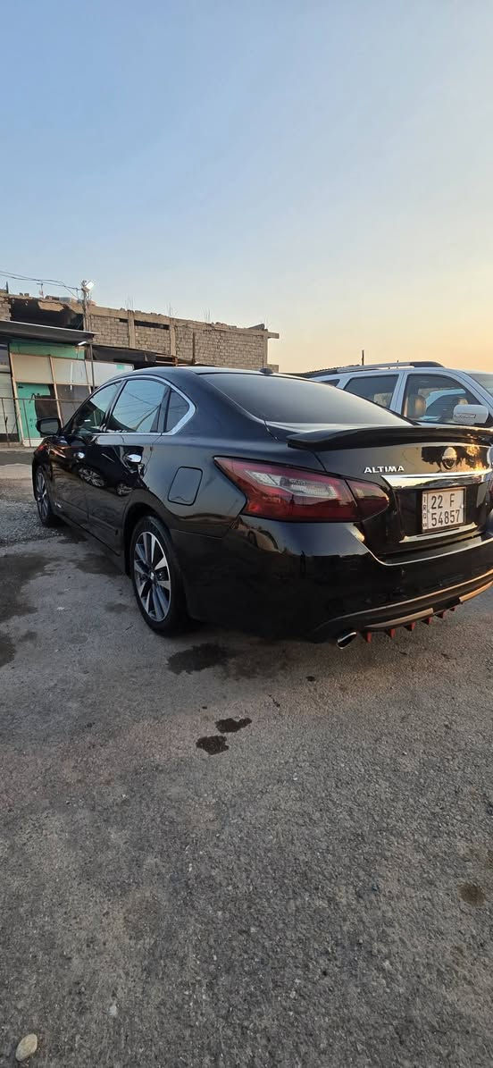 السلام عليكم سياره للبيع التما موديل 17 مواصفات SL فولل للفتحه والرادارات كشنات جلد تدفئه وكهربائي حادثها جاملخ وصندوق بدون دواخل بدون ايرباك بجم كبس هزه وأرقام جديده توحيل مباشر السعر 135 ورقه ***********
