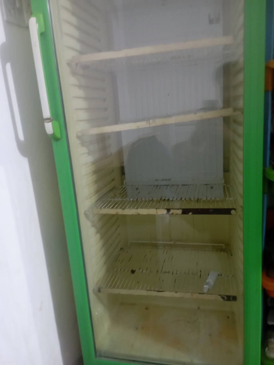 ثلاجه السعر ٢٤٠ وبيها مجال   ***********
