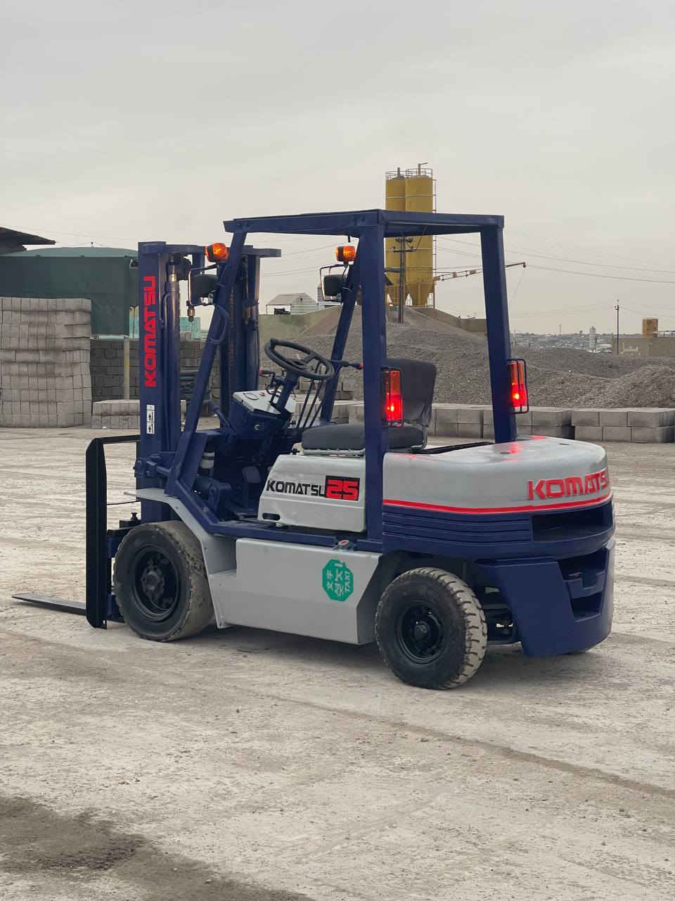 للبيع رافعه شوكيه كوماتسو موديل
1999_ طنين ونص_ جوب حاوية_ ثلاث حركات 
يمين +يسار _كير _محرك_اكسن_ كهربائيات_بشرط_سعر 48$ وبيه مجال للإستفسار ***********
