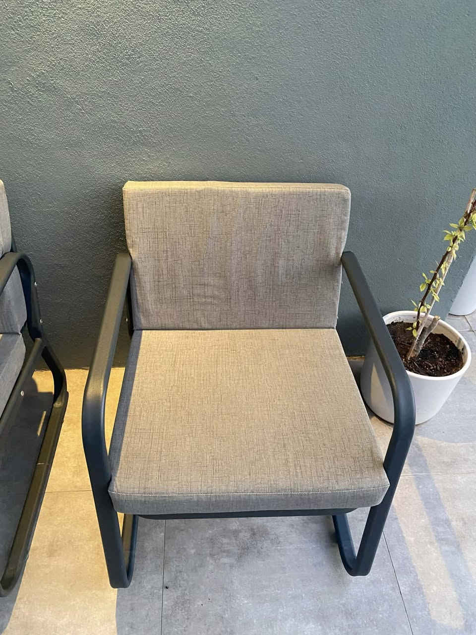 کورسی و مێزی حەوشە یان باخ  قاچەکەی ناچەقێ بێ  عەیبە نرخی بە تازەیی لە  هۆم ئەستەمبول بە ٦٠٠.٠٠٠  وەک لە رەسمەکە دیارە   

نرخی ٢٥٠.٠٠٠
سلێمانی راپەرین***********
