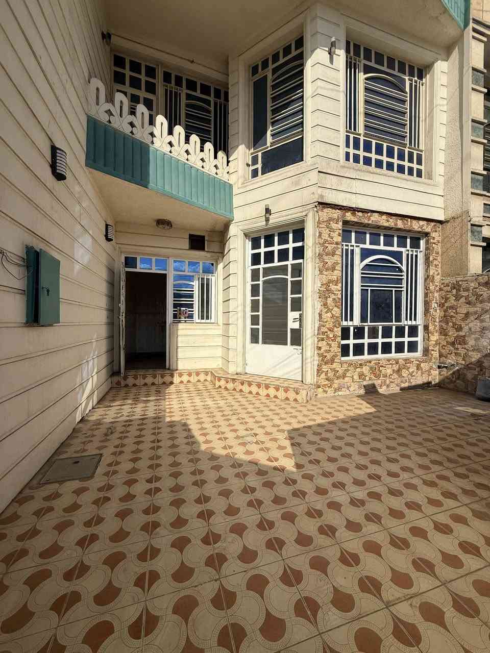 للايجار في السيديه 

بيت مساحه 75م تجاري نضيف جدا 

يحتوي على 2غرف نوم وصاله ومطبخ وخدمات 

يقع على شارع تجاري قرب فلكه النخل 

سعر الايجار:-مليون وربع 

للاستفسار 
***********عبدالله
