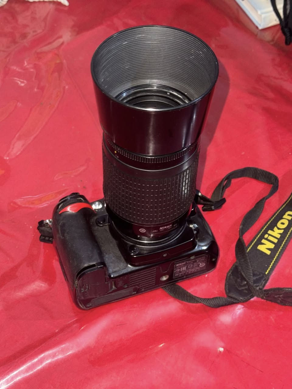 سلام عليكم 
نيكون d7000   شتر 60 الف+ عدسة 70-300. 
+يطارتين وجنطة 
السعر 350 وبيهن مجال 
المكان شهداء البياع 
***********
