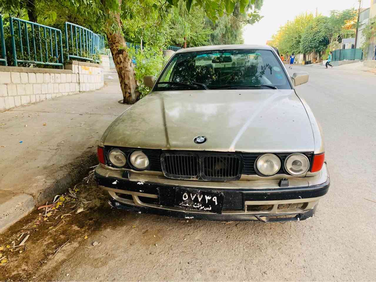 بی ئێم مۆدێل 1989 سەنەوی ئەسلی لەگەلە بەشەرتی ئەوەلیات و مالی کەس نەبێ  گێر ئۆتۆماتیک و جام کارەبا مەکینە ئەرنەبی 3000 مەکینەی بەشەرت زۆر بەقوەتە ماشاالله  دەعم و لێدراوی و نییە  موس و براوە و وەرگەرایش بەشەرت لەسلێمانیم تەنها فرۆشتنە 
*********** واتس ئاپ 
*********** السليمانية, العراق
