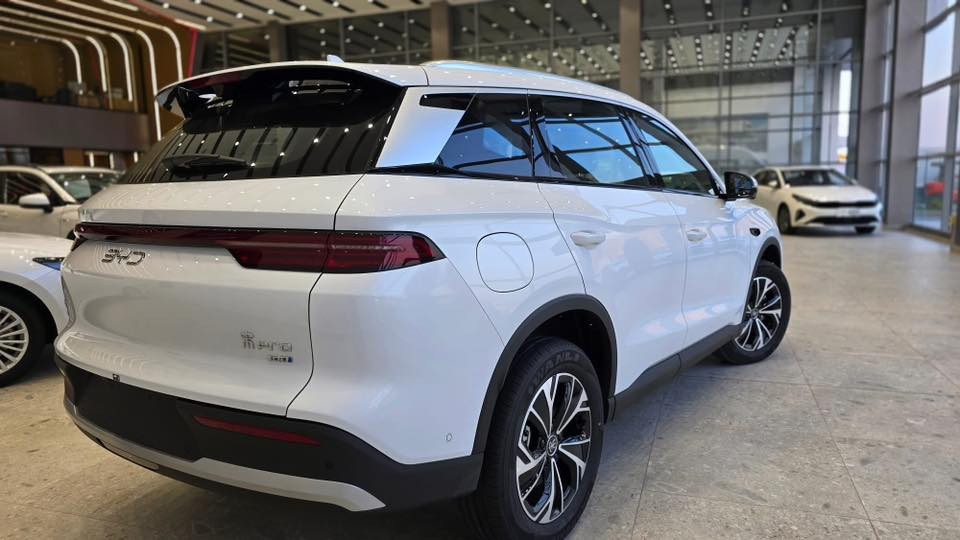 🔥    BYD Song Pro 2025 (DM-i)
أبرز المواصفات : 
⛔️ نظام هايبرد متطور (DM-i)  
⛔ محرك بنزين 1.5 لتر + محرك كهربائي 
⛔️ مدى إجمالي يتجاوز 1000 كم
⛔️ استهلاك وقود خيالي (3.8 لتر/100كم) 
⛔️ بطارية Blade Battery الفائقة الأمان 
⛔️ شاشة ذكية دوارة مقاس 15.6 بوصة 
⛔️ نظام قيادة شبه ذاتي DiPilot 
⛔️ كاميرات محيطية 360 درجة (رؤية الهيكل الشفاف) 
⛔️ تقنية V2L (لتشغيل الأجهزة الكهربائية الخارجية) 
⛔️ مقاعد جلدية فاخرة بتحكم كهربائي 
⛔️ شحن سريع للبطارية (DC) 
⛔️ نظام دخول وفتح ذكي
⛔️ صندوق خلفي كهربائي واسع 
⛔️ نظام ترفيهي DiLink يدعم التطبيقات
⛔️ مصابيح LED أمامية وخلفية بتصميم عصري
⛔️ تتسع المقصورة ل 5 ركاب 
⛔️ إشارة في المرايا الجانبية 
⛔️ أوضاع القيادة Drive Mode 

لأي استفسار يرجى الاتصال على الرقم :- 👇🏽

***********

أو زيارة موقعنا :-  بغداد -  عويريج  مقابيل مخابز باب الاغ
 علما هديه 🎁 تبديل دهن وفحص كامل للسياره وبدون دلاليه
