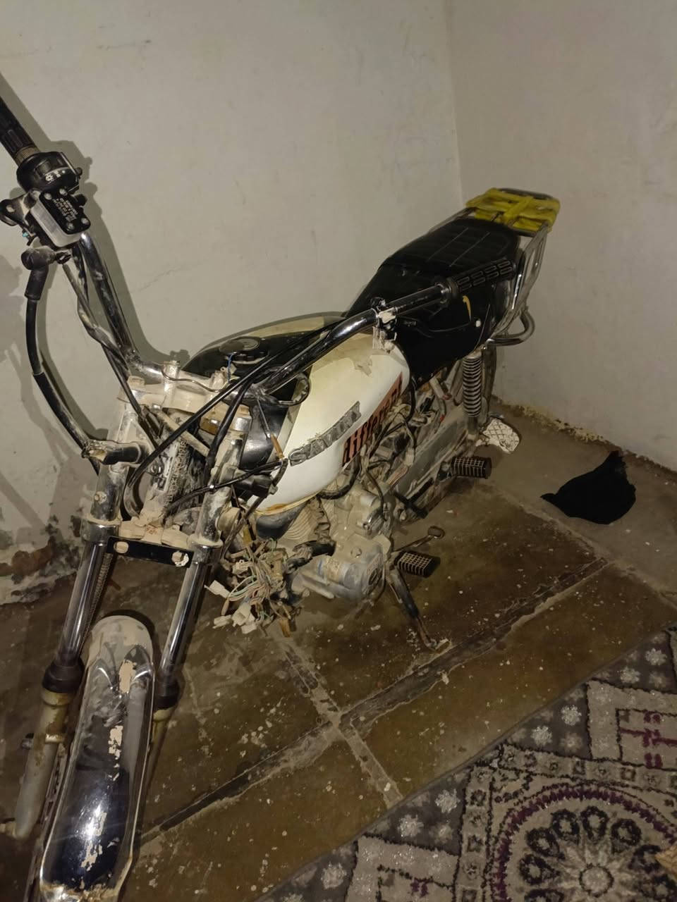 سلام عليكم دراجة ايراني خمسة كير كوم حديد المكينة شغالة اوراقهة موجودة سعر 180 وبيهة مجال مكاني الأمين شارع المركز مكلف بل نشر 
رقم صاحب الدراجة ***********
