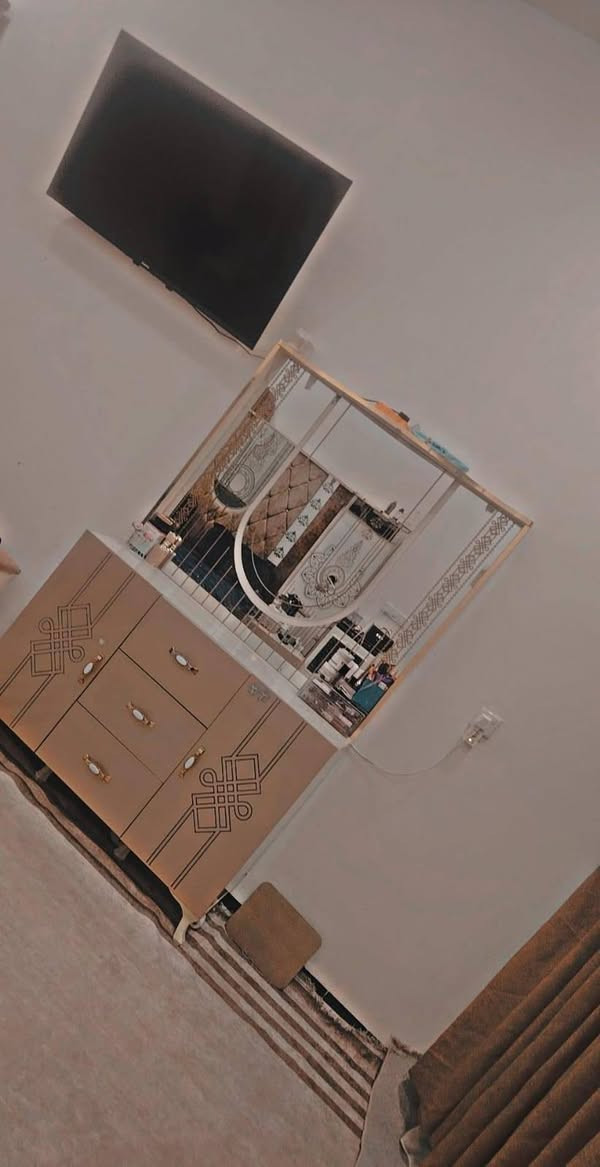 غرفة تركي للبيع نظيفة كلش سعر مليون وربع بيه مجال سلايت 6ابواب ***********
