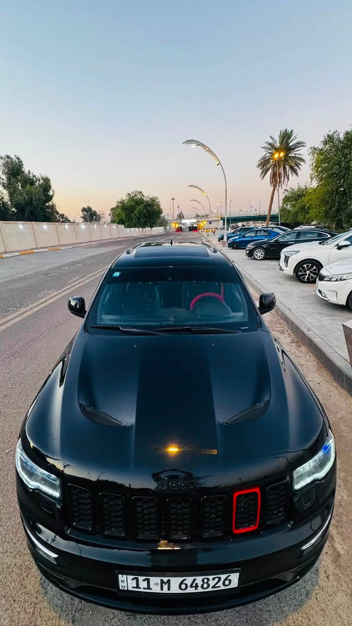 سلام عليكم
للبيع: جيب جراند شيروكي Limited X موديل 2021

* الموديل: 2021
* الفئة: Limited X
* المحرك: V6 سعة 3.6 لتر (3600cc)
* القير: أوتوماتيك 8 سرعات
* الممشى: 58 ألف مايل
* نظام الدفع: 4×4
* اللون: أسود

حالة السيارة:

* مكينة و گير بحالة ممتازة.
* السيارة تحت الكفالة.
* حادثة بسيطة، تم تبديل الجاملوغ جهة عكس السائق فقط بنفس لون السيارة، والإصلاح نظيف.
* لا يوجد أي ملاحظات أو أعطال، والسيارة جاهزة للاستخدام.

المواصفات:

* فتحة سقف كهربائية 
* شاشة Uconnect كبيرة.
* Apple CarPlay وAndroid Auto.
* كاميرا خلفية.
* حساسات أمامية وخلفية.
* تشغيل بصمة 
* تشغيل عن بُعد 
* مقاعد جلد.
* تدفئة للمقاعد الأمامية.
* تدفئة للدركسون.
* كرسي السائق كهربائي مع حفظ وضعيات.
* باب خلفي كهربائي.
* إنارة LED أمامية.
* جنوط رياضية مقاس 20 إنش باللون الأسود.
* مرايا كهربائية مع طي كهربائي.
* مثبت سرعة.
* تحكم بالدركسون.
* تكييف أوتوماتيك ثنائي المناطق.

ملاحظة:

* هذه النسخة بدون رادار .
* وفتحة سقف عادية وليست بانوراما.

للتواصل والاستفسار : (***********)
موجود على الواتساب 

السعر: 230$ 
قابل للتفاوض بالمعقول بعد المعاينة
