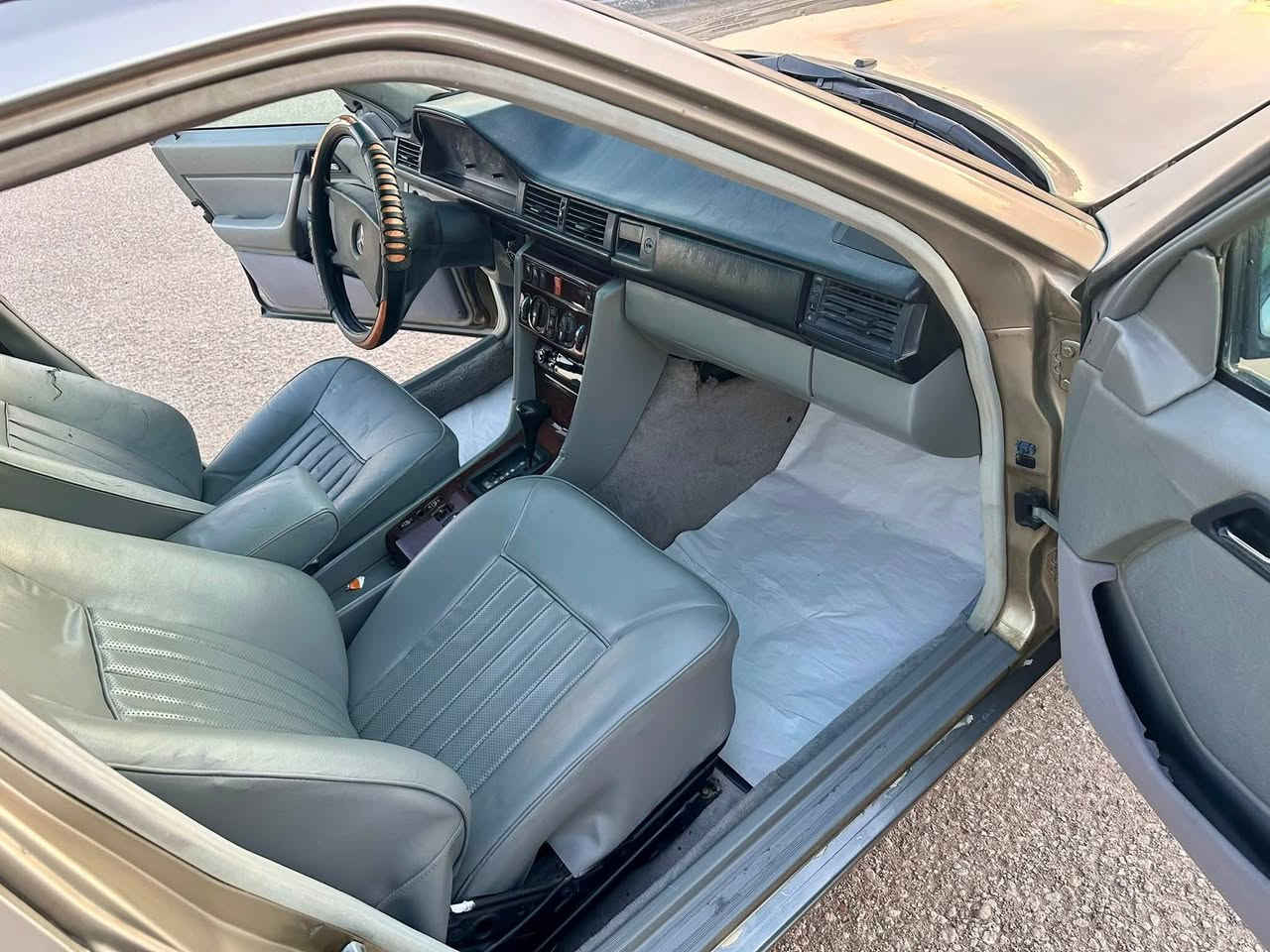 سلام عليكم للبيع مكان نجف سعر 68. ***********
