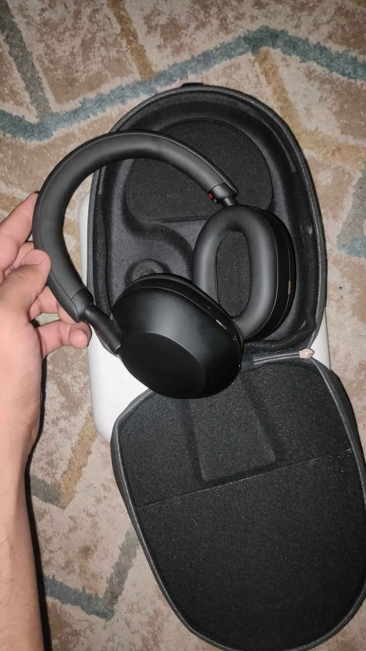 سماعة سوني xm5 اقوى عزل بالعالم و انقى صوت بالعالم نظيفة جداً ❤️ و بسعر ٢٨٠ و بيها مجال مكاني الشعب رقم *********** بغداد, العراق
