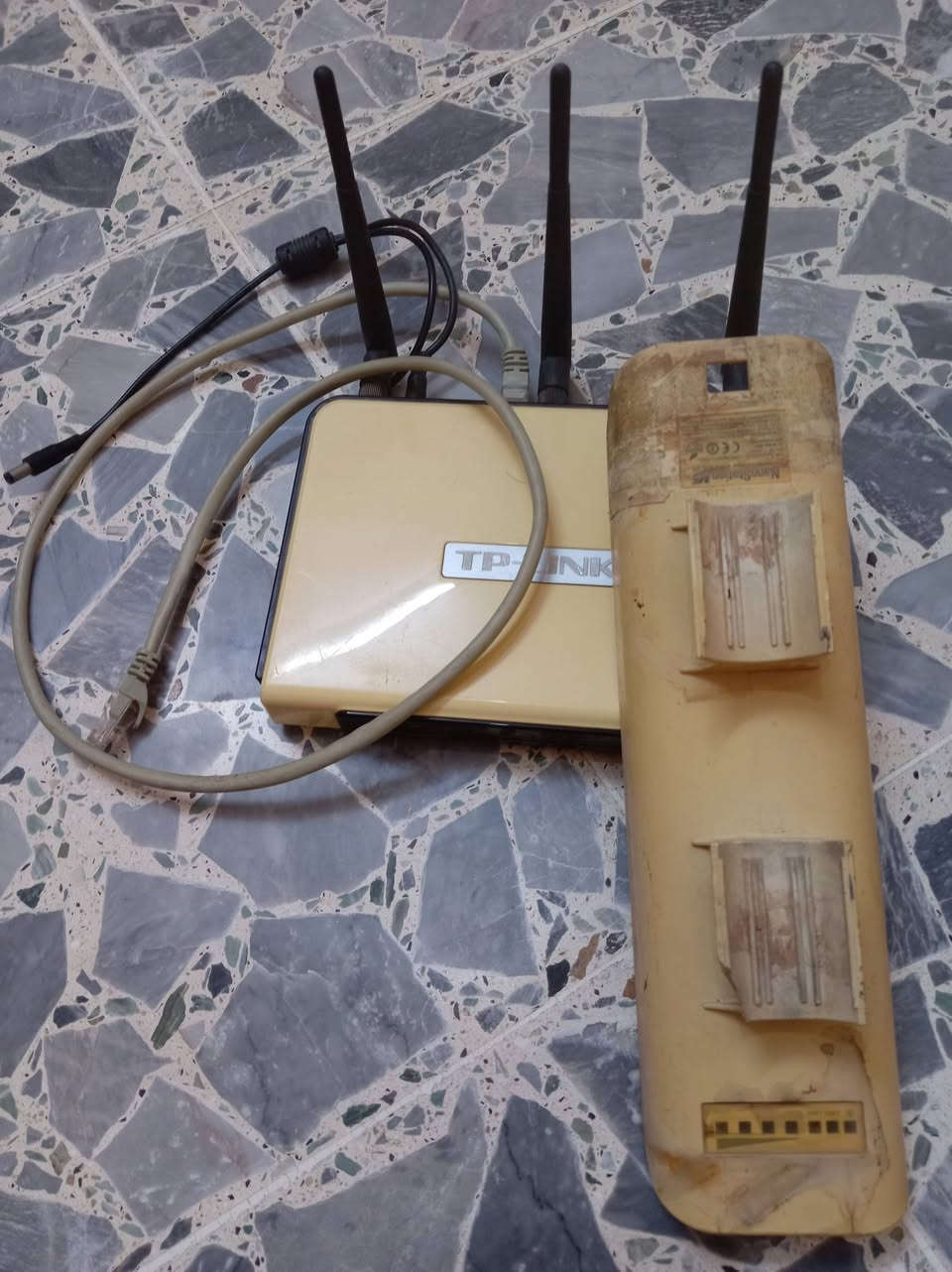 السلام عليكم
#متاح راوتر TP-LINK مستعمل كما موضح بالصور 
راوتر نظيف وشغال ومابي اي عطل 👍
ملحقاته كاملة فقط تاخذ وتشد ✅
السعر 70 الف وبي مجال للشراي ✨
للاستفسار ***********
مكاني الأنبار_قضاء عــٰنه 🔻✨
