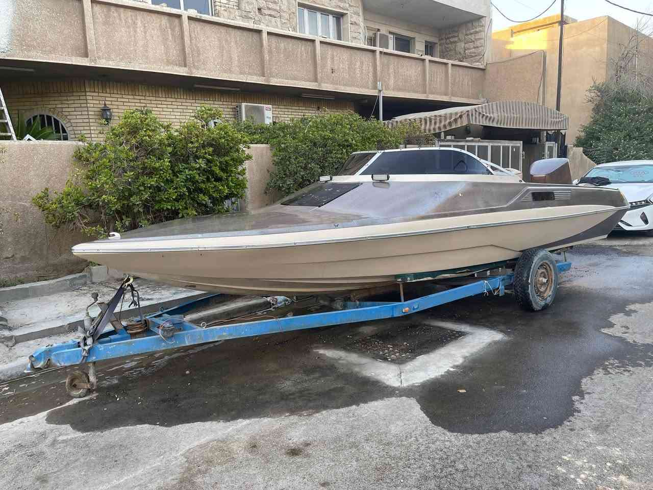 سلام عليكم للبيع زورق جدا نظيف مع محرك 200 ياماها شغال وجاهز  دوشمه وكهربائيات درجة اولى وغرفه شخصين بس بدون عربه سعر مناسب 65$ اتصل وتدلل ***********
