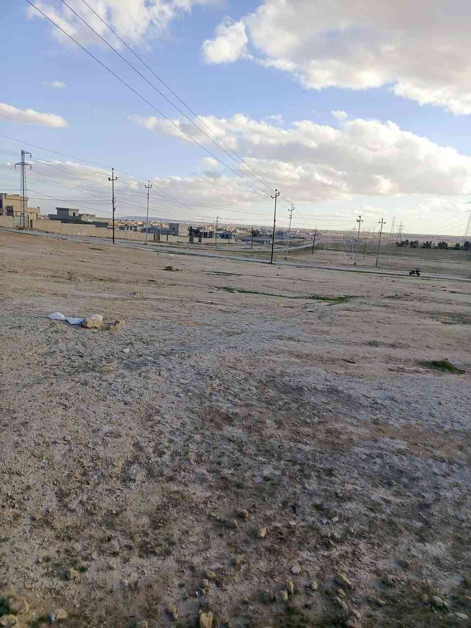 السلام عليكم قطعة ارض للبيع 4050متر
المكان الطوب قرية الوفاء واصلها ماء كهرباء تبليط سعر المتر 5 الاف 
للاستفسار الاتصال ع رقم ***********
