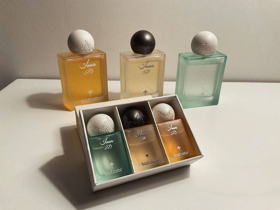 سيت مسك ابراهيم القرشي لكلا الجنسين Ibraheem Al Qurashi Musk Perfume Set Unisex 🩵🫧🍬 
يتضمن 6 عطور متنوعة بروائح مميزة وغنية. 
♡  الحجم الكبير 3 قطع 75ml 
♡ حجم ميني 3 قطع 10ml 
النـوتـات العطرية :
- مسك الليل : 😔🌠
البرغموت، الكشمش الأسود، التفاح
خشب الأرز، الباتشولي، الكراميل
المسك، العنبر، الرمان
مسك الشمس : ☀🥹
القرفة، الهيل، زهر البرتقال، البرغموت.
 البوربون، الإليمي، الفانيليا.اللوز الحلو، المسك، الأمبروكسان، خشب الغاياك.
مسك القمر : 🌙💋
الليتشي، الراوند، البرغموت، جوزة الطيب. الورد التركي، الفاوانيا، المسك، الفانيليا، البتاليا. الكشميران، البخور، خشب الأرز، نجيل الهند الهايتي


**إذا كنت صاحب هذا الإعلان وتريد حذفه لأي سبب، رجاءا أرسل رسالة إلى الدعم الفني**