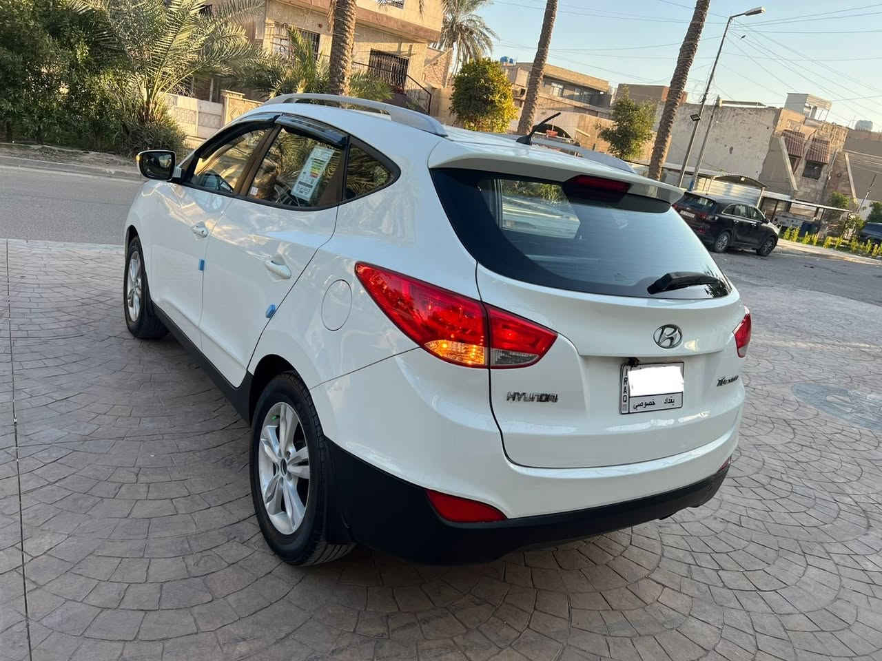 السلام عليكم هونداي توسان خليجي موديل 2012
محرك 2000 دوش
كير AT.     مواصفات اعتيادية
سياره جديده وجاهزه بدون نقص
ماشية 142  km   محرك وكير وضع الشركة
صدر تخم تاير وداخل كله جديد
بيه صبغ قليل موضح بلصور بلون الأحمر أثر طخة خفيفة.   رقم بغداد
السعر 135  بيه مجال
📞 *********** بغداد زيونة..
