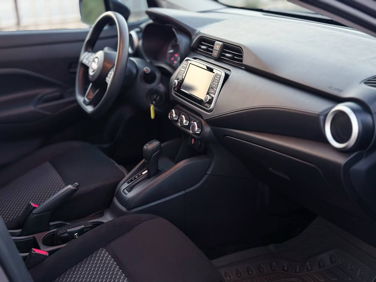 نسيان فيرسا وارد امريكي  2024 فئة S
دخول جديد رقم ديالى
بيها رادار خلفي وامامي و تحكمات ستيرن حساس امامي وخلفي  شاشه و كاميرا خلفيه  سيارة جديدة جدا ماشيه 20000 ميل 
حادثها باب امامي وخلفي 
***********
