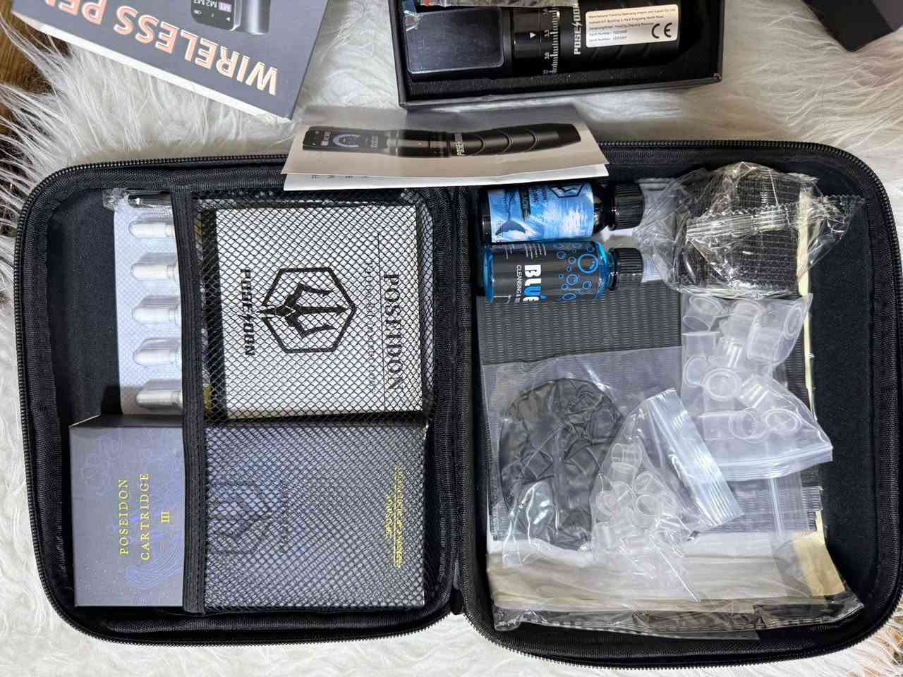 جهاز وشم ماركة Poseidon
محتويات الطقم الظاهرة في الصورة:

قلم الوشم الدوار (Rotary Tattoo Pen): جهاز لاسلكي مصنوع من سبائك الألومنيوم، يتميز بمحرك مخصص ونظام تروس متطور لضمان تشغيل هادئ وموثوق.

أحبار الوشم (Tattoo Inks): تظهر زجاجات حبر، منها اللون الأسود (Tattoo Ink Black) ومحلول ملطف (Soothing Solution).

إبر الخراطيش (Cartridge Needles): مجموعة من الإبر المتوافقة مع القلم.

بطارية ومزود طاقة: بطارية لاسلكية قابلة لإعادة الشحن (عادةً بسعة 1500 مللي أمبير) مع كابل USB.

ملحقات إضافية: حقيبة حمل، وقفازات، وأغطية قبضة ذاتية الالتصاق، وجلد للممارسة.

المميزات التقنية:

جهد التشغيل: يتراوح غالباً بين 6 فولت و 11 فولت.

التصميم: خفيف الوزن ومريح لتقليل إجهاد اليد أثناء الجلسات الطويلة.

الاستخدام: مناسب للمكياج الدائم والوشم الفني.


**إذا كنت صاحب هذا الإعلان وتريد حذفه لأي سبب، رجاءا أرسل رسالة إلى الدعم الفني**