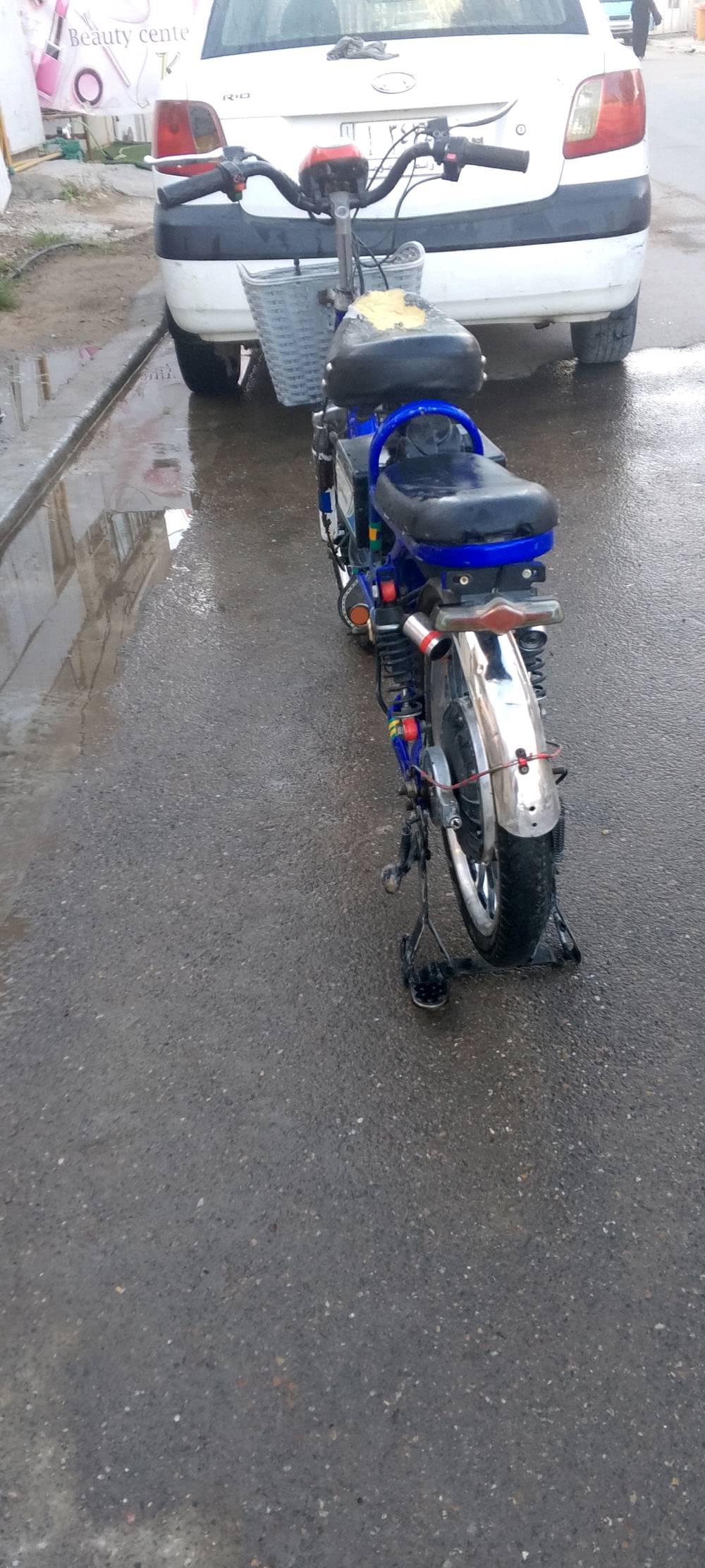 السلام عليكم دراجه حمرة للبيع كاملة مكملة بس كفراتها تعبانه السعر 600 والزكه كلشي مابيها ب 235 وبيهن مجال  العنوان بغداد شرطه الخامسة سويب 