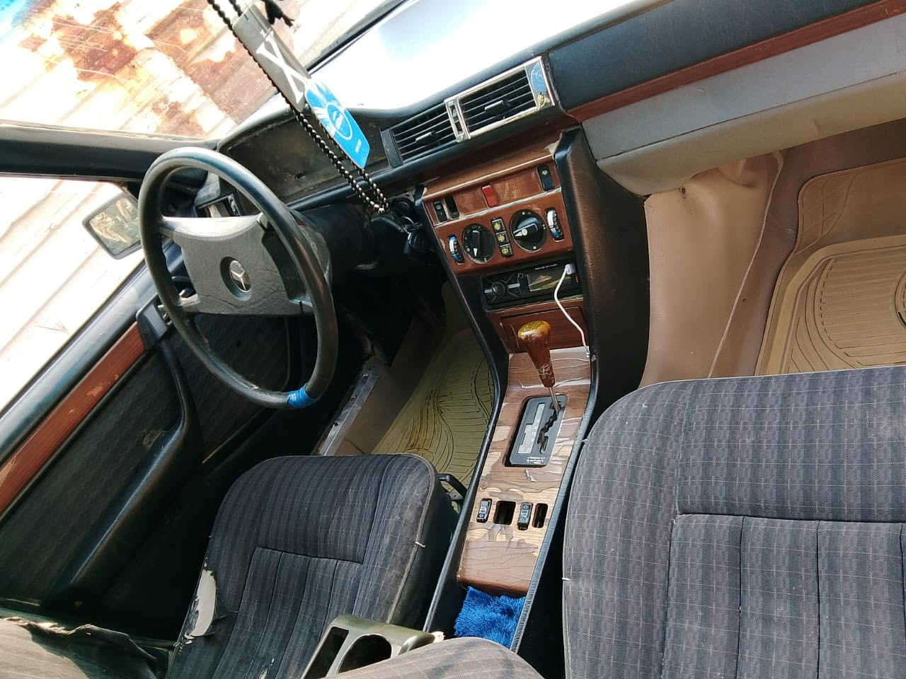 السلام عليكم مارسيدس دب موديل 1991رقم كربلاء تحويل ثاني يوم سياره مكينه وكير بطه تبريد شغال كهربائيات كلها شغاله خير من الله مابيها اي نقص بس ترتيبات تريد السعر ٣٥ورقه قفل ***********
