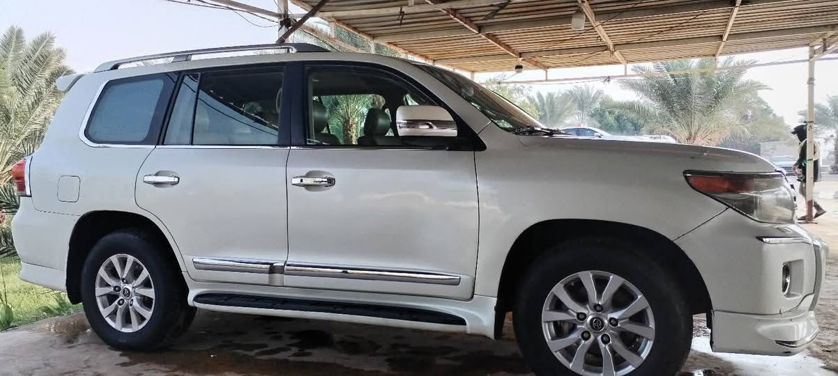 عندي هاي الاندكروز موديل 2013 ماشيه 170 الف بيه صبغ بالجاملغ الامامي بدون تبديل.. رقم أربيل  منو عنده يراوسني برقم بغداد بس كون نظيفه مثل سيارتي تحويل مباشر احوله
***********
***********
