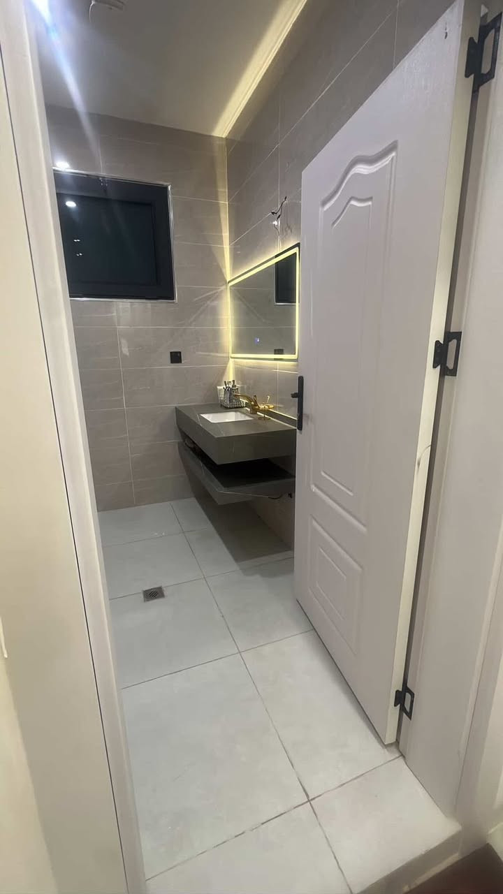 � للبيع بيت زيرو فاخر – مجمع زنار سيتي
📍 الموقع: مجمع زنار سيتي السكني – خلف كنجان سيتي
📐 المساحة:
▪️ الأرض 240 م²
▪️ البناء: 300 م²

✨ المواصفات:

 • بيت جاهز للسكن
 • تصميم داخلي مختلف ومميز عن باقي دور المجمع
 • واجهة فخمة بتصميم كلاسيك راقٍ مع أعمدة ديكورية
 • صالة ضيوف كبيرة
 • صالة داخلية واسعة
 • 4 غرف نوم�▪️ 2 غرف سويت (حمام خاص)
 • مطبخ مؤثث بالكامل
تنباع ويا الاثاث و بدون اثاث
 • طاقة شمسية
 • سبالتات مركبة
 • مقابل الحديقة مباشرة
 • مجمع متكامل ومجهز بكافة الخدمات

💎 بيت فخم وعملي، مناسب للعوائل الباحثة عن الراحة والهدوء داخل مجمع سكني راقٍي
لاستفسار اكتر اتواصل ويا الرقم التالي
***********
#احمد_للعقارات
