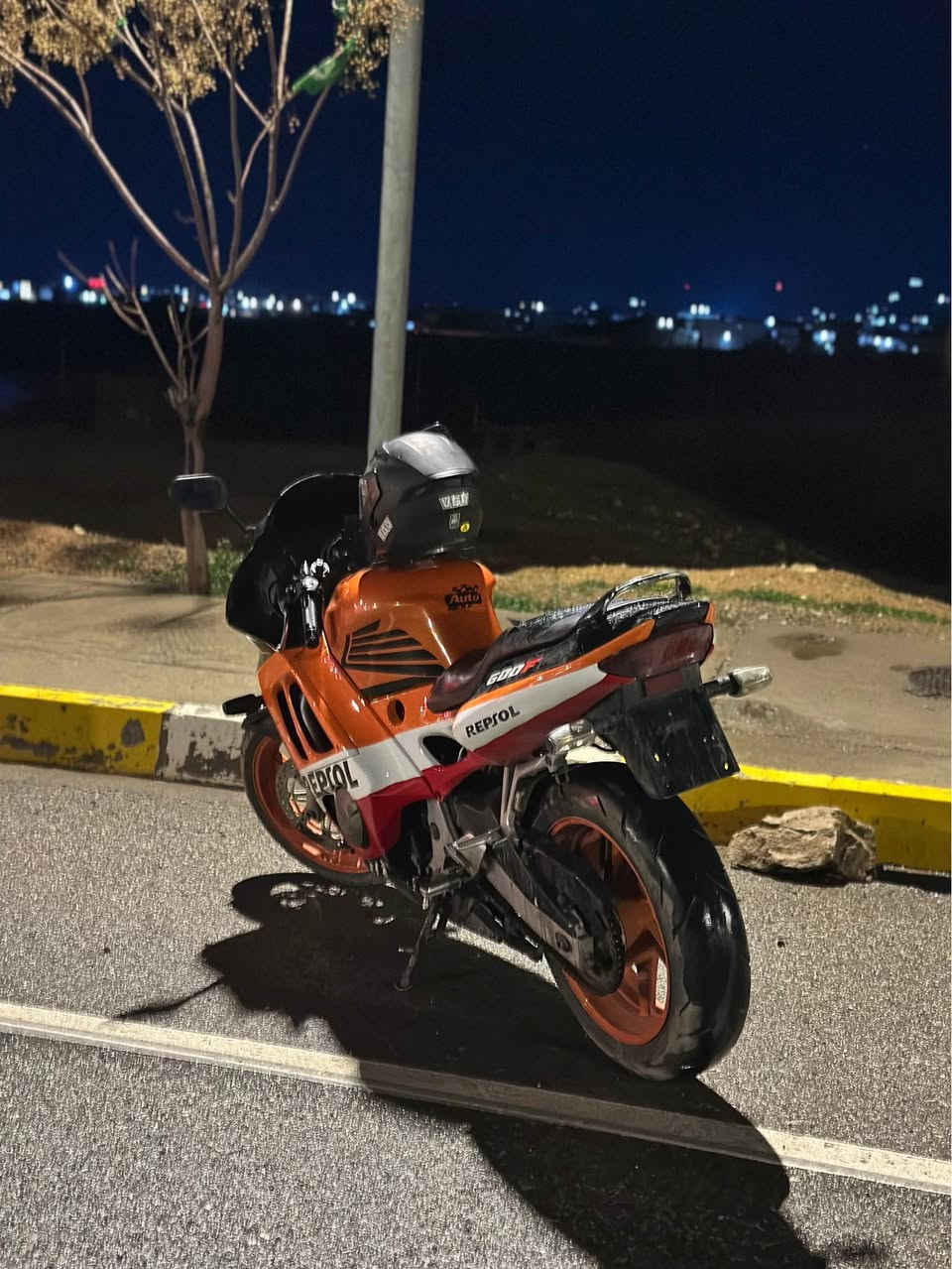 CBR 600 F3 
بالەیە لێرە لێنەخوراوە من یەکەم دەستم مەکینە هۆرنێتی کەپس بەشەرتی هەموو شتێک ئەفرۆشم مەکینەی بورغی لێ بانەدراوە داوای ٢١$ وەرقەی لێ ئەکەم و مەجالێکی کەمی تیایە تکایە نامە مەنێرن تەلەفۆن بکەن لەغزمەتام واتساپ *********** كويسينجاك, أربيل
