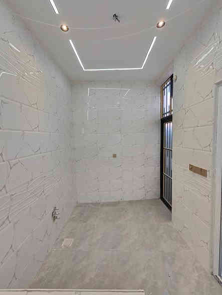 منطقة سكنية تتوفر فيها جميع الخدمات 

يتكون البيت من 2 غرف و حمامات داخليه وخارجيه واستقبال وصاله ومنور ومطبخ وبيتونه 🥰

طابو زراعي قرار محكمه سند 25 ملك صرف 

السعر ب 110 وبي مجال أن شاء الله شي بسيط 🥰 

للأتصال او واتساب 

***********

***********
