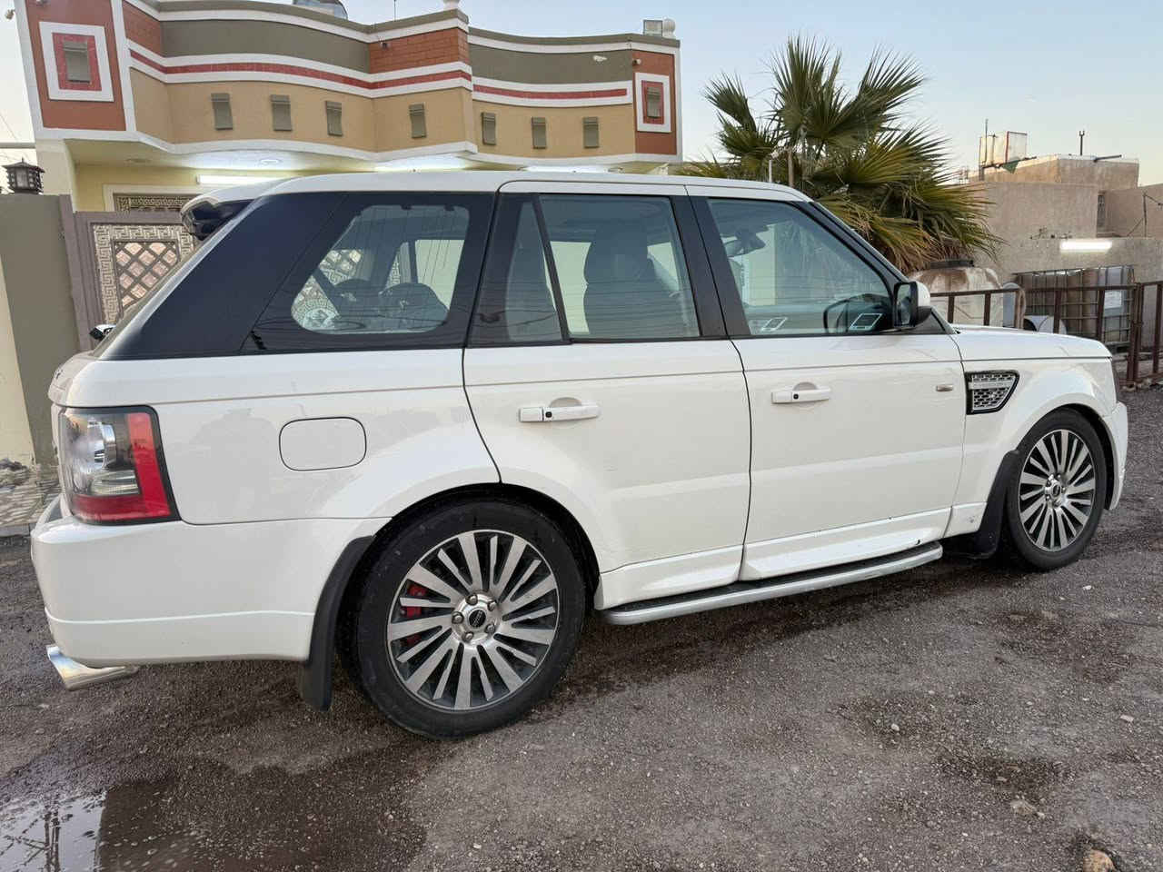 رانج روفر  سبورت موديل 2010 خليجيه
وكاله سرداد مكفوله 
مكينه V8 بدون سوبر
صندوك شفط   
ستيرن كهرباء +هيتر   
فتحه سقف   
جوبلس تصعد وتنزل   
مري شفط 
مقاعد كهرباء 
داخل جلد بيجي 
شاشه وكامره خلفيه   
مقعد خزن ميموري   
تبريد ثلج 

رقم بغداد مميز 🎖️🎖️🎖️ سنويه ل 2030 
   كير ومحرك كفاله سياره جديده
 بدون اي نقص   تخم تاير. صدر امامي خلفي جديد  
   العنوان بغداد   

السعر 120 وبيها مجال 

رقم صاحب سيارة 
 ***********
***********
