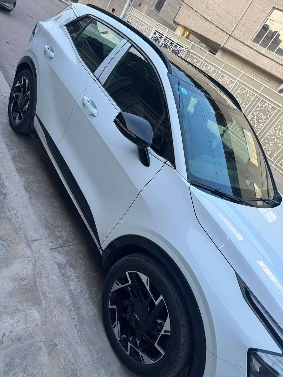 سلام عليكم 
كيا سبورتج2024 GT.Line فول اعلى مواصفات بالسبورتج
ماشيه 41
مواصفاته 
بانوراما  بصمة دخول ذكي ترحيب 
شاشه كبيرة تبريد لمس 
كشنات تدفئة وكهرباء وستيرن تدفئه 
كشنات جلد اسود مختوم GT.Line 
سياره بيه هواي مواصفات معروفه السبورتج 
سعره 240
ملاحظه الي ماشر عليها مو ضربه حصويه طافره عليها من شارع 
***********
***********
