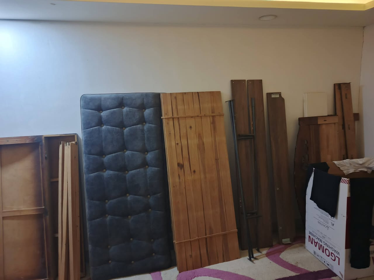 بيت كامل. نضيف. لا بيع لا اسباب سافر. الي كامل جديد غساله  ٢ فراش 1200  اصلي ايراني.  جديد لسا. بكيس . شاشه    جرتين غاز تخات  براد عدد ٢ شررط شغال  ٤ انسفانج تغط  جديد  الي بدو يتوصل ع رقم. *********** موجود بحركه عند بنك بحركه
