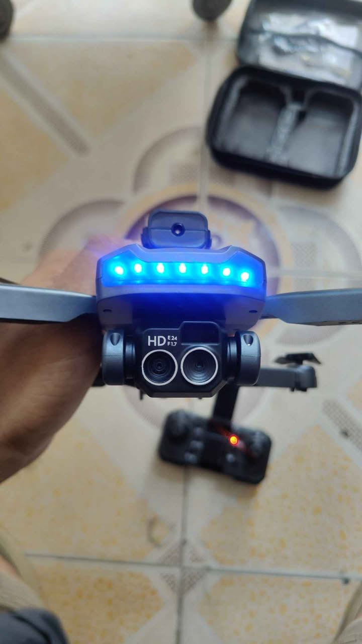 هذه الطائرة بدون طيار هي طراز L600 Pro Max، المصممة للتصوير الجوي الاحترافي.تتميز الطائرة بكاميرا 4K عالية الدقة مع تقنية تثبيت ثنائية المحور (Gimbal) لضمان استقرار اللقطات.تحتوي على نظام تجنب العوائق بزاوية 360 درجة، مما يزيد من سلامة الطيران.توفر تقنية 5G WiFi FPV لنقل الصور والفيديو مباشرة إلى هاتفك الذكي بمدى يصل إلى 1000 متر الرمادي, الأنبار


**إذا كنت صاحب هذا الإعلان وتريد حذفه لأي سبب، رجاءا أرسل رسالة إلى الدعم الفني**
