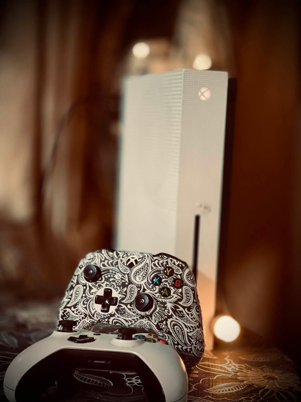 سلام وعليكم (XBOX): (1S) +ذاكرا (1T) معا جوستك فول نضافة والجهاز كدام عينك باقي التفاصيل على الرقم ***********.متوفر بس رقم
