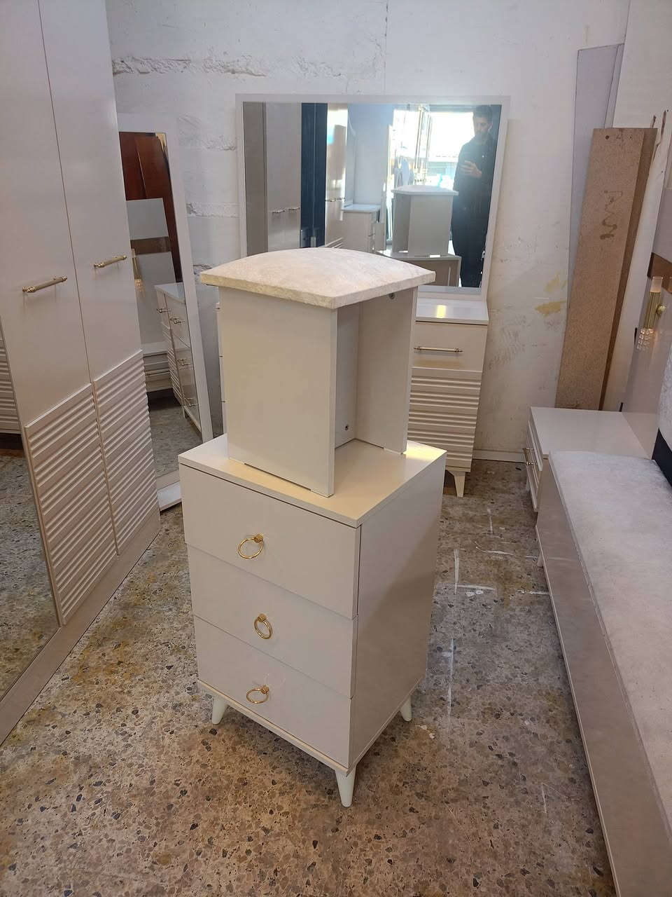 غرفه تركي ماركه نضافه 100.100  10قطع مع دوشك العنوان القادسيه قرب جامع علي بن ابي طالب معرض الشكور 
*********** واتساب
