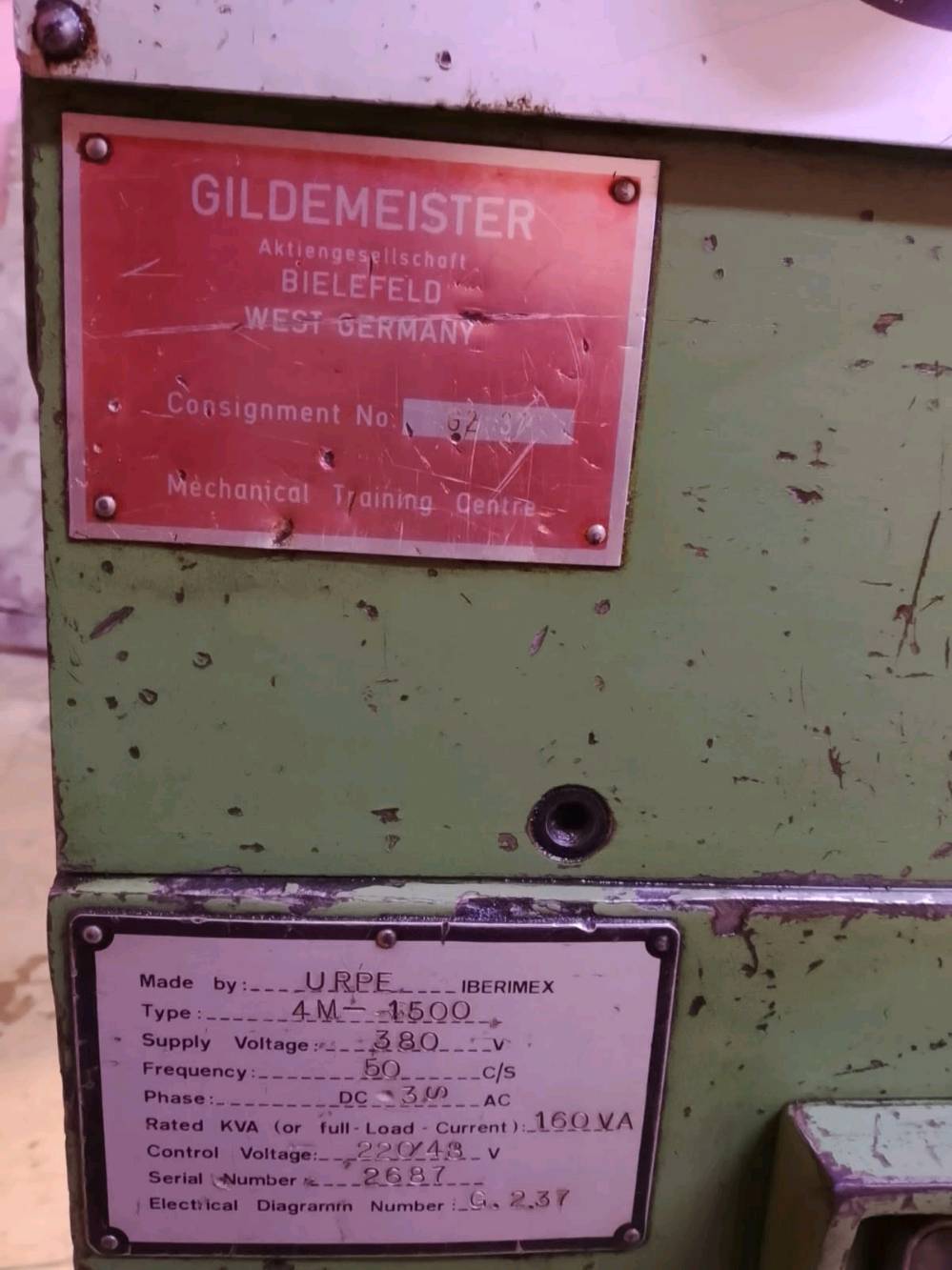 ماكنة خراطة للبيع ألمانية الطول متر ونص العنوان بغداد