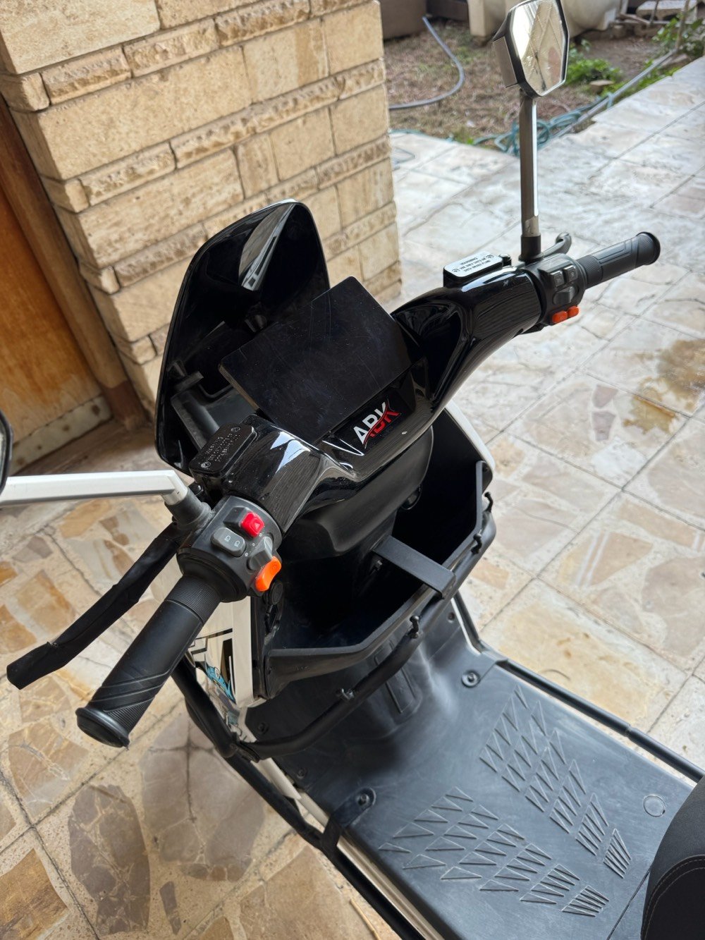 دراجة كهربائية شحن 
نوع : سوبر ايبو 
اصدار شركة : Apk 2025
السرعة : 100
نوع وحجم البطارية : ليثيوم  50 امبير 72 فولت 
حجم الملف : 2500  اورجنال
المسافة : 70 كيلو واكثر
شاشة : اندرويد
ثلاث سرعات
مثبت سرعة 
دبل اشارة 
ديسكات 
درع حديد حماية 
الاطارات حجم 12
تتحمل وزن الشخص اكثر من 120 كغم
الدراجة غير مشمولة بنظام الحجز المروري يعني ( متنحجز) 
نظام تشغيل عن بعد
كارت تشغيل ( لمس الشاشة فقط)
نظام حماية تنبيه وانذار  عند اللمس والحركة 
نظام الايت 
ناصي عالي رماش 
نظام البارك p
دبل سويج 
دبل كارت 
دبل ريمونت
ثلاث طرق تشغيل 
مدة الاستخدام شهرين فقط 
السعر مليون و خمسميه 
العنوان بغداد : السيدية 
***********