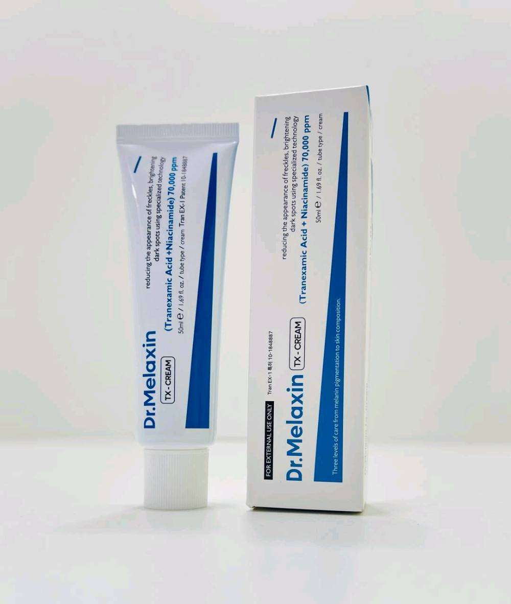 كريم دكتور ميلاكسين TX 🌨🫶🏻
 Dr.Melaxin TX-Cream
يستخدم لتفتيح البقع الداكنة وتوحيد لونها. يحتوي على  :
 حمض الترانيكساميك (Tranexamic Acid) والنياسيناميد (Niacinamide) بتركيز 70,000 جزء في المليون. 
يهدف إلى تقليل مظهر النمش وعلاج التصبغات الناتجة عن الميلانين.
مناسب لجميع أنواع البشرة. 
طريقة الاستخدام :
ضعي كمية مناسبة على بشرة نظيفة ودلكي بلطف حتى الامتصاص الكامل. يستخدم صباحًا ومساءً
سعـر الـقُطعه 17
سعـر القُطعتين 26