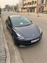 TESLA MODEL 3 2023  اونلاين مربوطة على الموبايل   دبل ماطور   وياها شا...