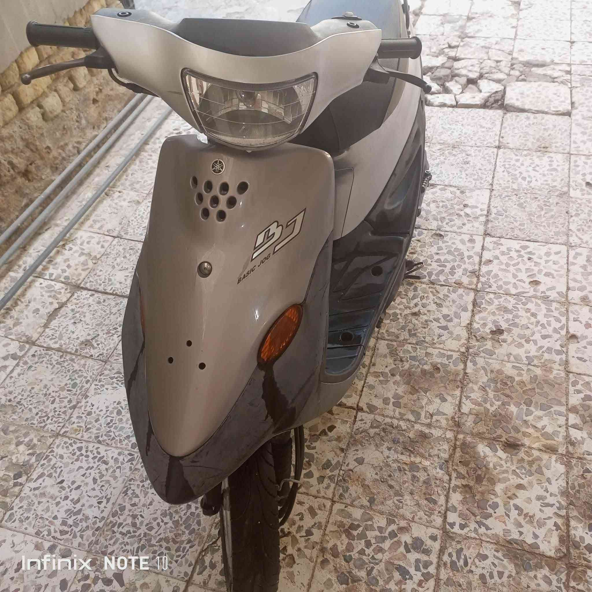 دراجه نضيفه صارله 3أشهر  طالع من الحاويه كلشي مامفتوح بيها بعدها على وضعها ماعدا الكفر الكدام مبدل من اجت بلحاويه دراجه حلوه وافحص وين ماتريد بس لأن صار عندي ظرف فطريت ابيعه الله شاهد 
السعر خاص***********
