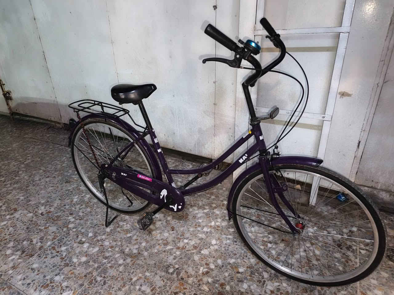 السلام عليكم باسيكل بناتي للبيع والباسكل نضيف بس يرادله غسله موديل 18 شركه NA 2   السعر خاص هذا الرقم بي واتساب 784 198 07853
