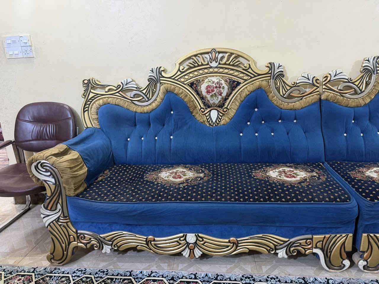 تخم ديوان 18 مقعد جديد اريده ب مليون وبيه مجال قليل 
رقم الهاتف ***********
