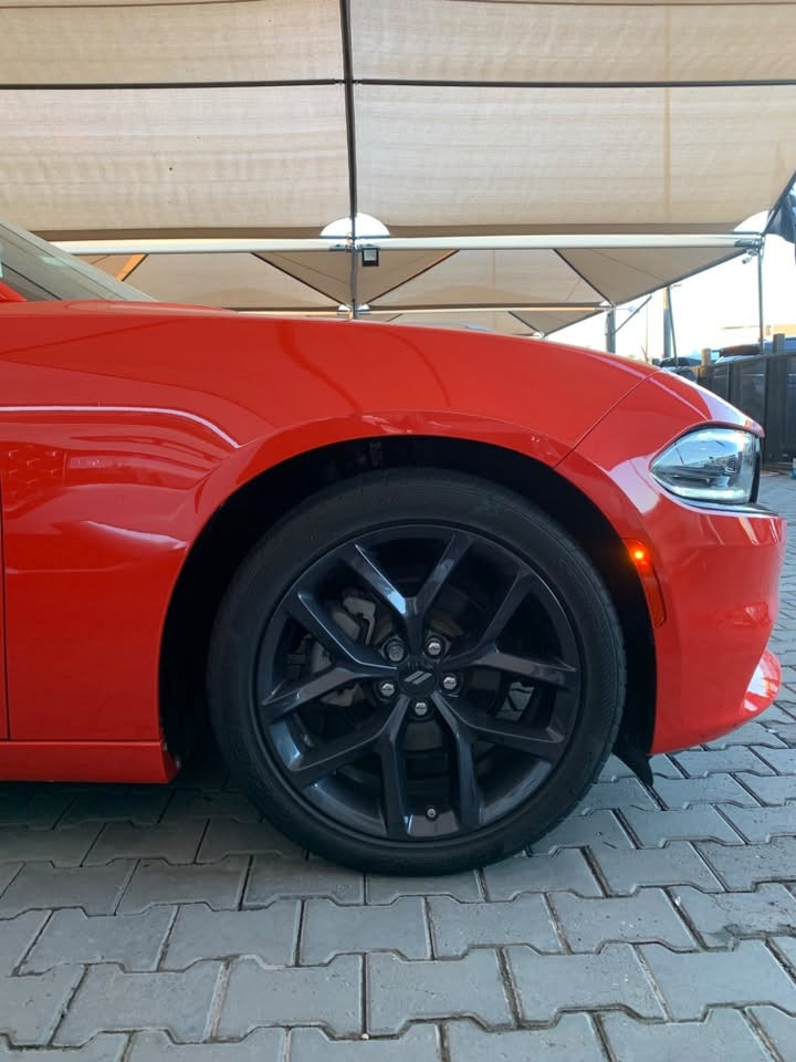 جارجر sxt  2023  بلاك توب  اصل
لون مميز برتقالي 

وارد امريكي دخول جديد (مرقم اربيل )

 /  فقط رصعه بالبنيد ومعدله بارد بدون صبغ بدون تبديل بدون دواخل /تعتبر كلين

بدنه بلادي دواخل كله بلادي لايتات بلادي 

ماشيه 24 الف ميل

المواصفات :

* مصابيح أمامية زنون . 

* كشافات الضباب زنون . 

* المصابيح الأمامية مع LED . 

* حساسات خلفيه 

* شاشه كبيرة مع نظام ملاحة

* الشاشة مع اوپشنات SRT . 

* سستم صوت الپاين .

* ويل ارتي قياس 20 انج . بلادي

* مقاعد أمامية كهربائية عدد 2 . 

* تشغيل عن بعد . 

* ستيرن كهربائي . 

* محدد سرعة بلوتوث . 

* كاميرا خلفية .

* مرايا متحسسة للاضاءة العالية .

* دخول ذكي (بصمة) .

* ⁠استفسار ***********
***********

* ⁠مكاني كربلاء مدينة معارض كربلاء الجديده

*
