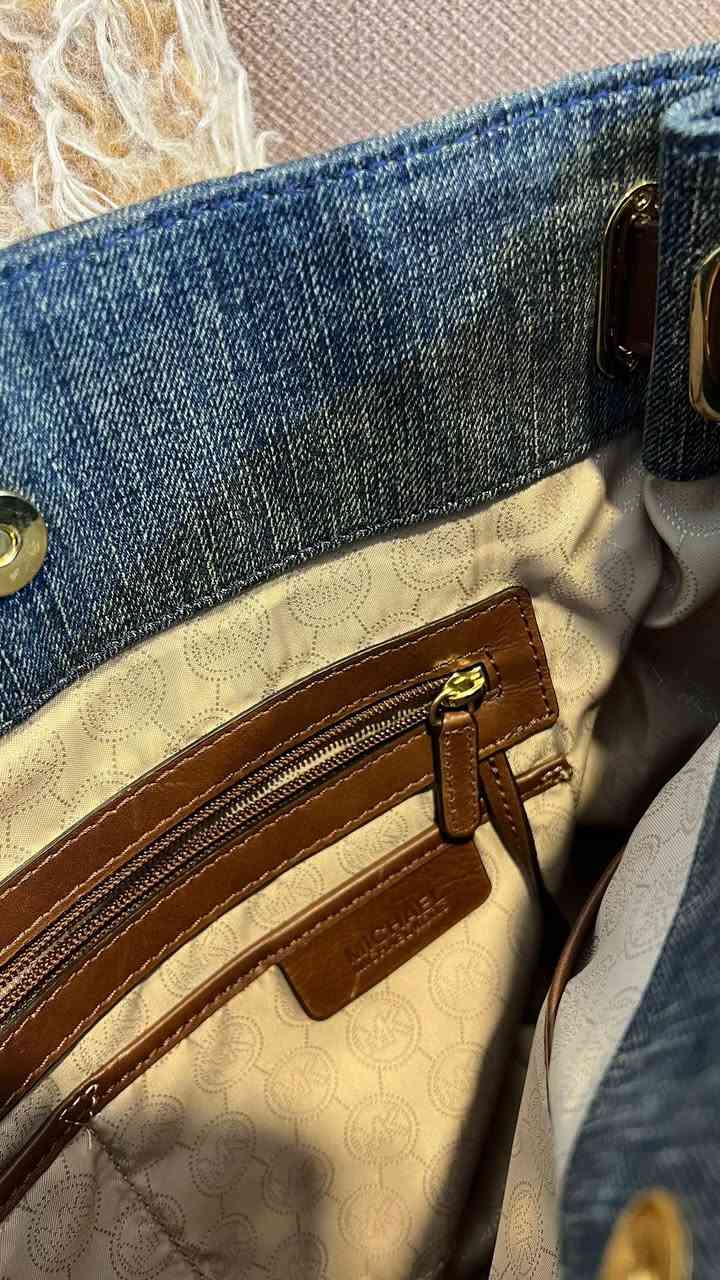 حقيبة مايكل كورس هاملتون هي حقيبة يد ساتشل/توت (Satchel/Tote) من تصميم العلامة التجارية Michael Kors. تتميز هذه النسخة بتصميمها المصنوع من قماش الجينز المبطن (Quilted Denim) باللون الأزرق مع مقابض وحواف من الجلد باللون البني

الميزات: تتميز الحقيبة بقفل معدني كلاسيكي يحمل شعار الماركة على الجهة الأمامية، وحمالات يد علوية، بالإضافة إلى حزام كتف قابل للتعديل والفصل مصنوع جزئيًا من سلسلة معدنية ذهبية اللون.

الحقيبة عملية ومرتبة، تسع الأغراض الأساسية اليومية بكل أناقة.
قطعة نادرة وغير متوفرة بكثرة، تناسب محبات القطع المختلفة والستايل الكلاسيكي العصري.
الحالة: ممتازة ✨
ا
القطعة ختم وكود
للتواصل خاص. :*********** واتساب فقط
