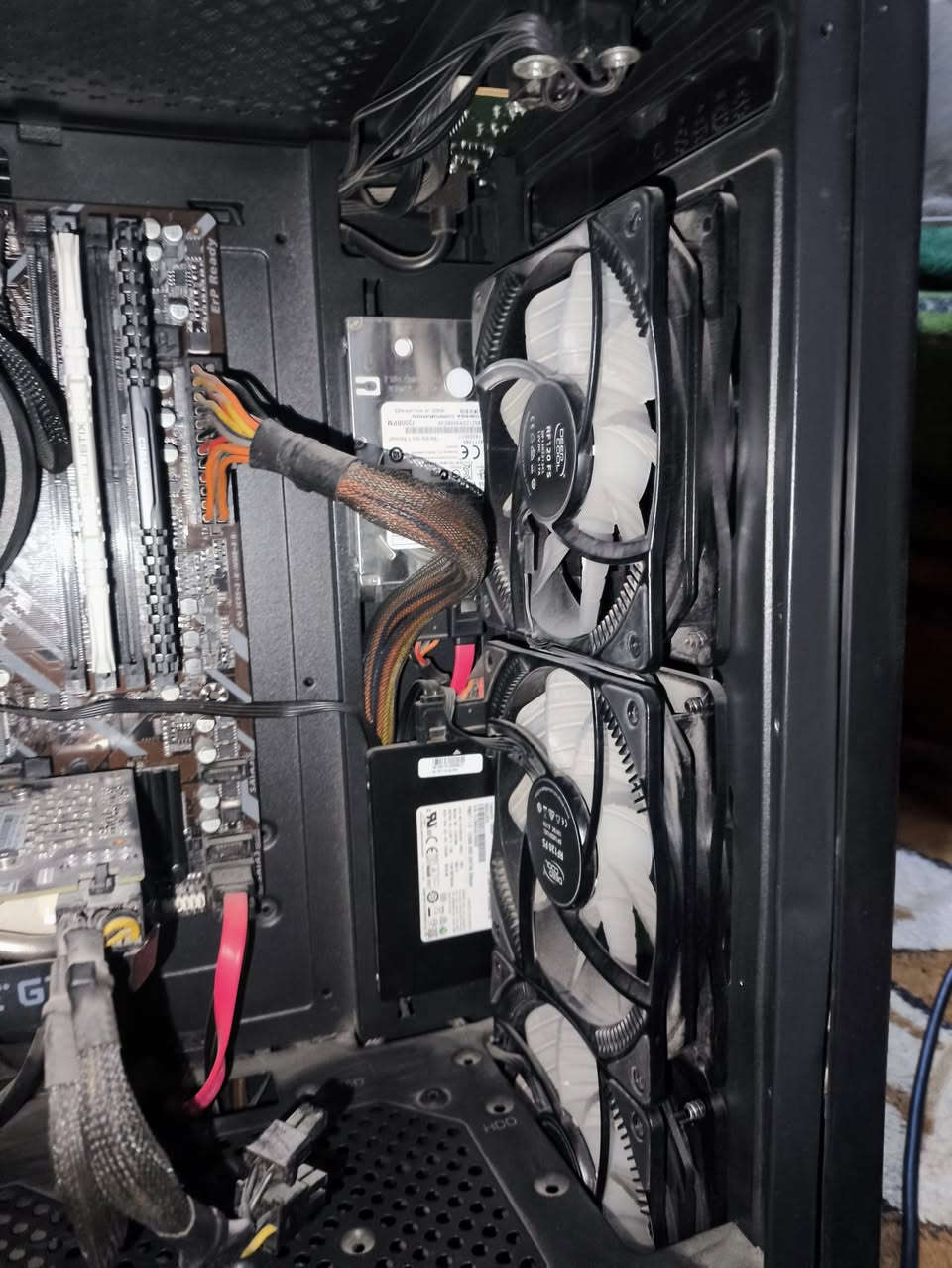 السلام عليكم
pc للبيع
R5 2600x
Gtx 1660s جديد
Ram 8*2 (16) 3200
hdd 500GB
ssd 128GB
M.B واضح بلصورة 
كيس msi نضيف
مع ماوس و كيبورد 
يشغل جميع الالعاب باداء جيد 
رقمي ***********
سعر 530 الف دينار عراقي
